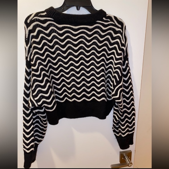 Cropped Sweater - Picture 4 of 4